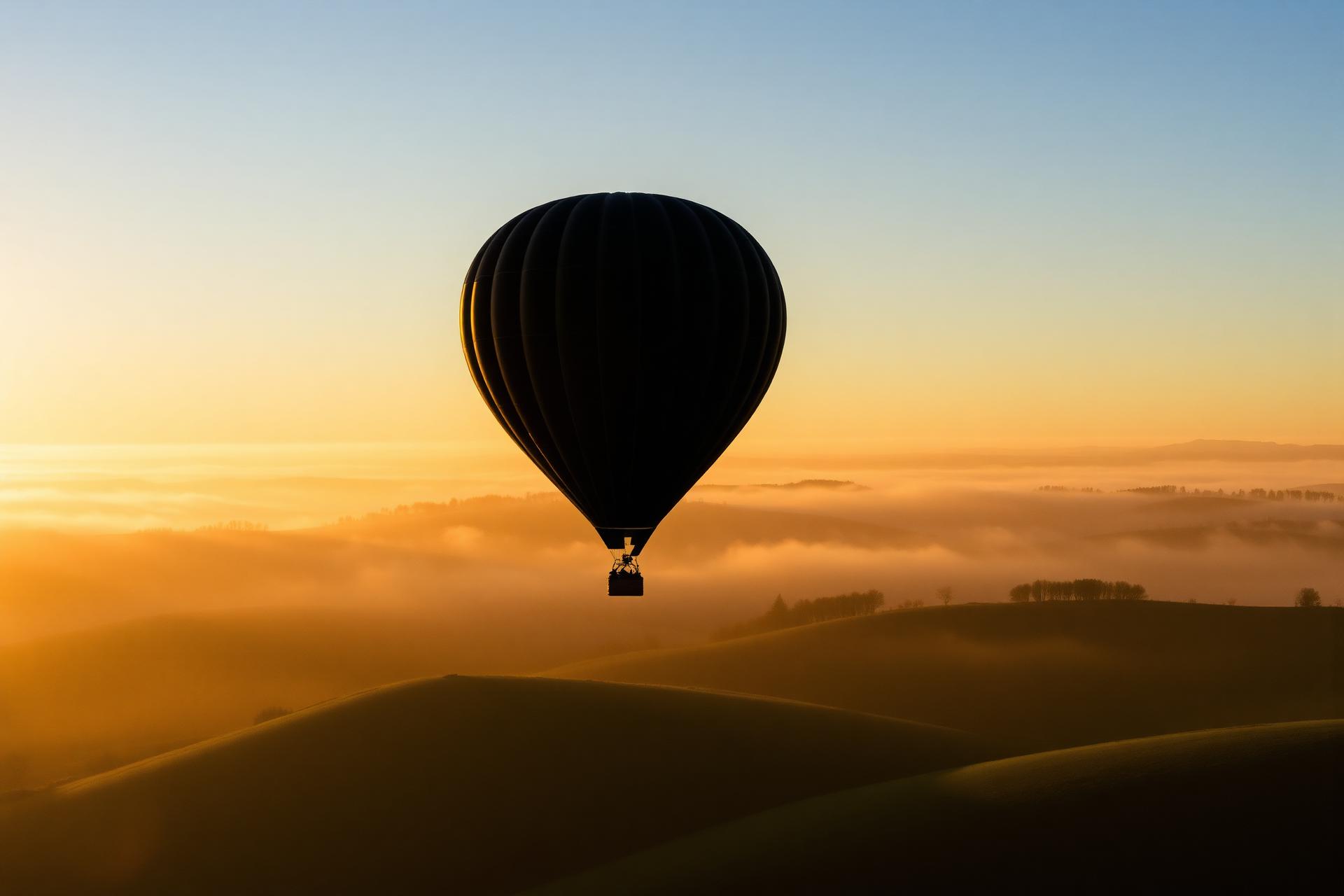 Montgolfière au lever du soleil au-dessus de Digoin