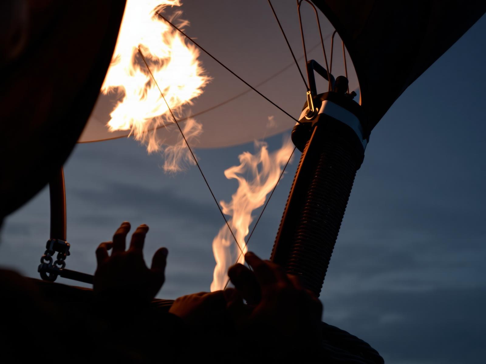 Pilote allumant le brûleur d'une montgolfière